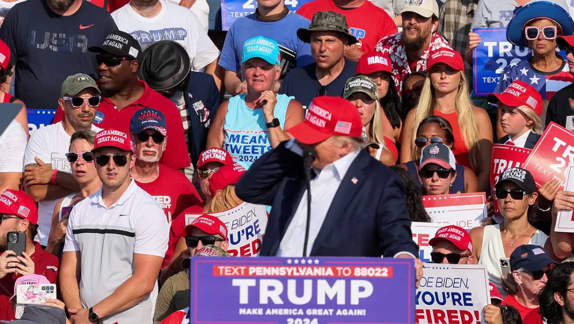 The moment Donald Trump was hit in the ear by a bullet. Screenshots