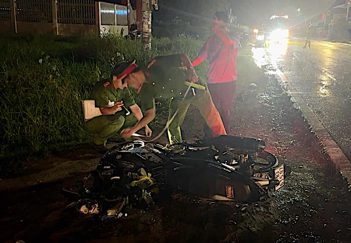 2 motorbikes were thrown far away after the collision. Photo: Duy Tuan