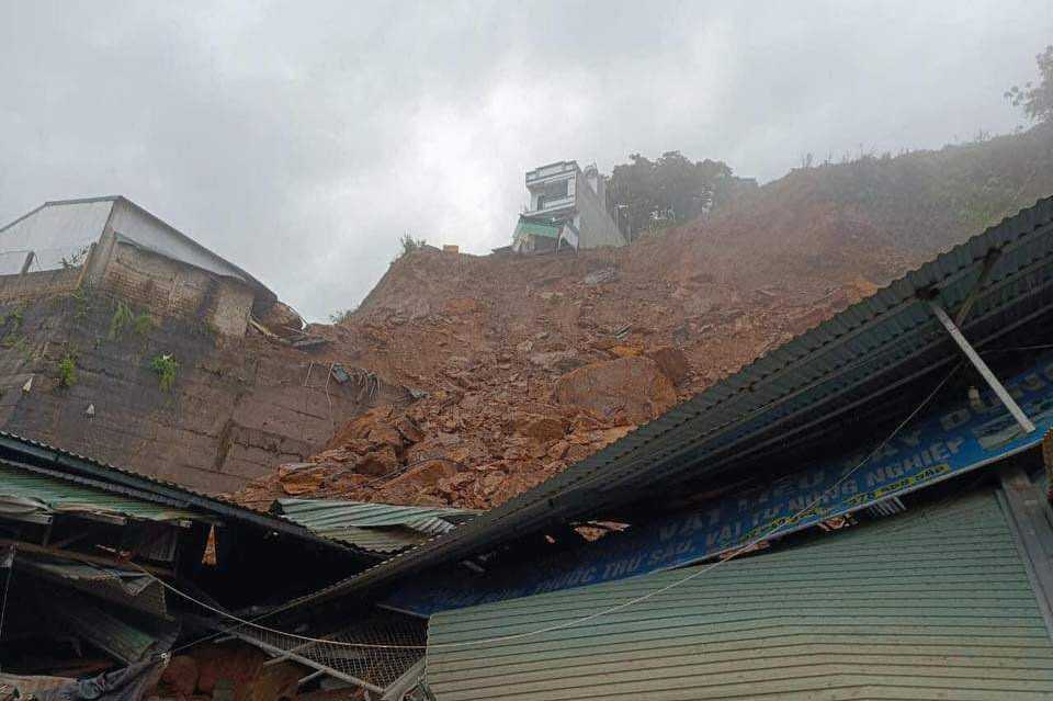 Sạt lở vùi lấp kho hàng tại Hà Giang. Ảnh: Người dân cung cấp