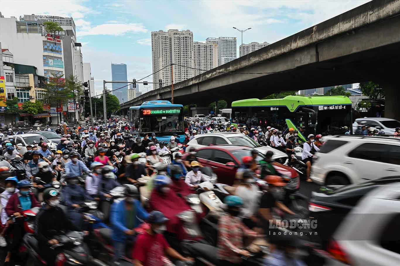 Tỉ lệ xe máy tại các thành phố lớn đang rất lớn. Ảnh: Nguyễn Huế