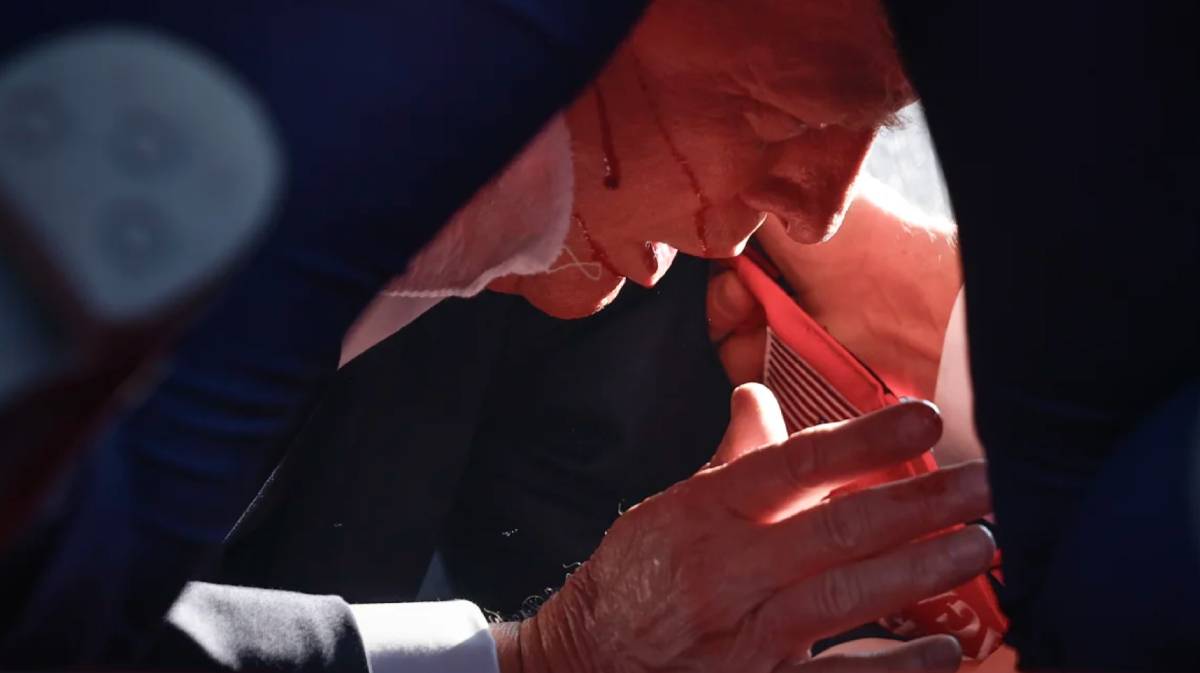 Cựu Tổng thống Donald Trump bị bắn trúng tai hôm 13.7.2024 (theo giờ địa phương). Ảnh: AFP