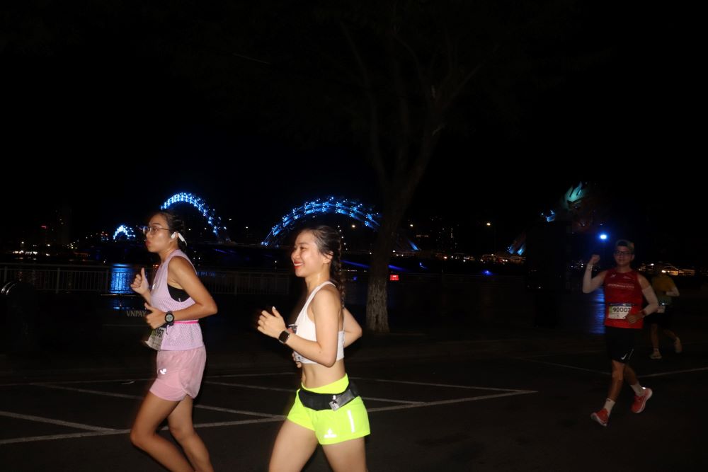 운동 선수들은 모든 단계를 통해 오전 2시를 볼 수 있습니다. 사진 : Nguyen Linh