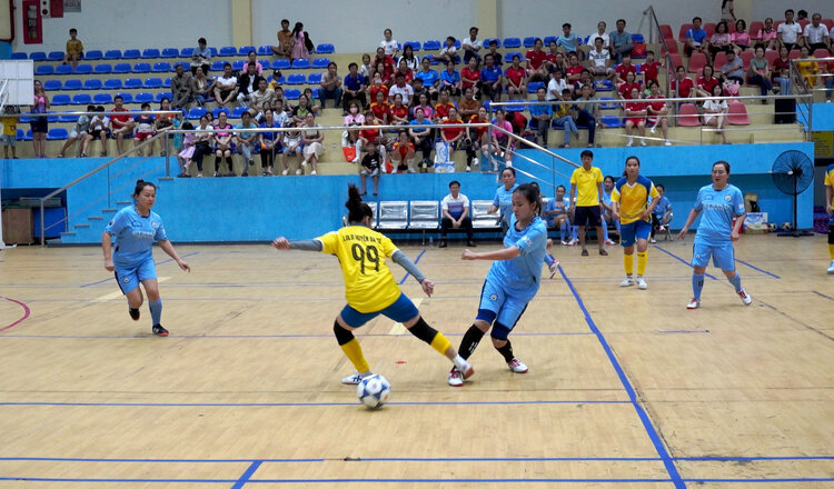 오프닝 경기, BA 지구에있는 여자 노동 조합 팀이 개막식을 시작한 Quang Ngai는 Duc Pho Town 노동 연맹의 여성 팀을 2-0으로 우승했습니다. 사진 : Vien Nguyen