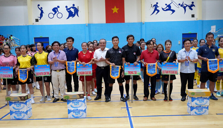 Ban to chuc tang co luu niem cho cac doi bong. Anh: Vien Nguyen
