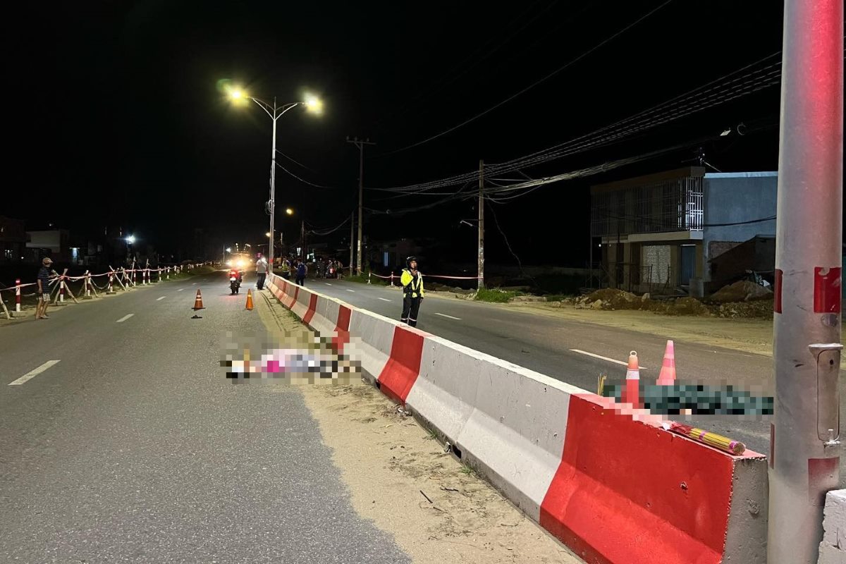 Hiện trường vụ tai nạn giao thông nghiêm trọng, nghi do người lái xe tự gây ra làm 2 người tử vong. Ảnh: NDCC