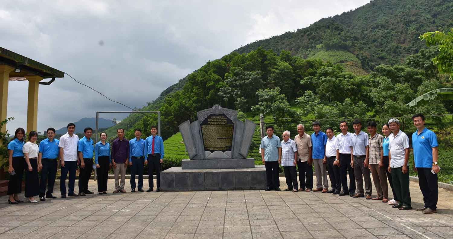 Đoàn công tác chụp ảnh cùng lãnh đạo và nhân dân địa phương tại Di tích diễn ra Đại hội I Công đoàn Việt Nam (Đại Từ, Thái Nguyên).