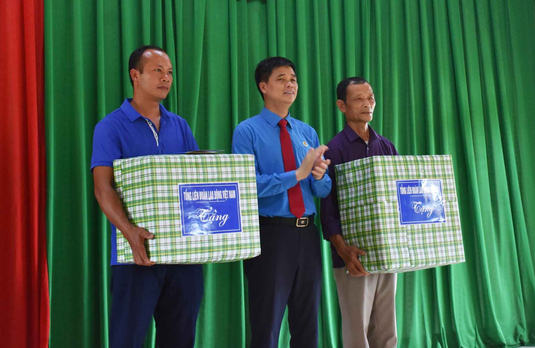 Phó Chủ tịch Tổng LĐLĐ Việt Nam Ngọ Duy Hiểu trao quà cho nhân dân địa phương tại Di tích diễn ra Đại hội I Công đoàn Việt Nam.