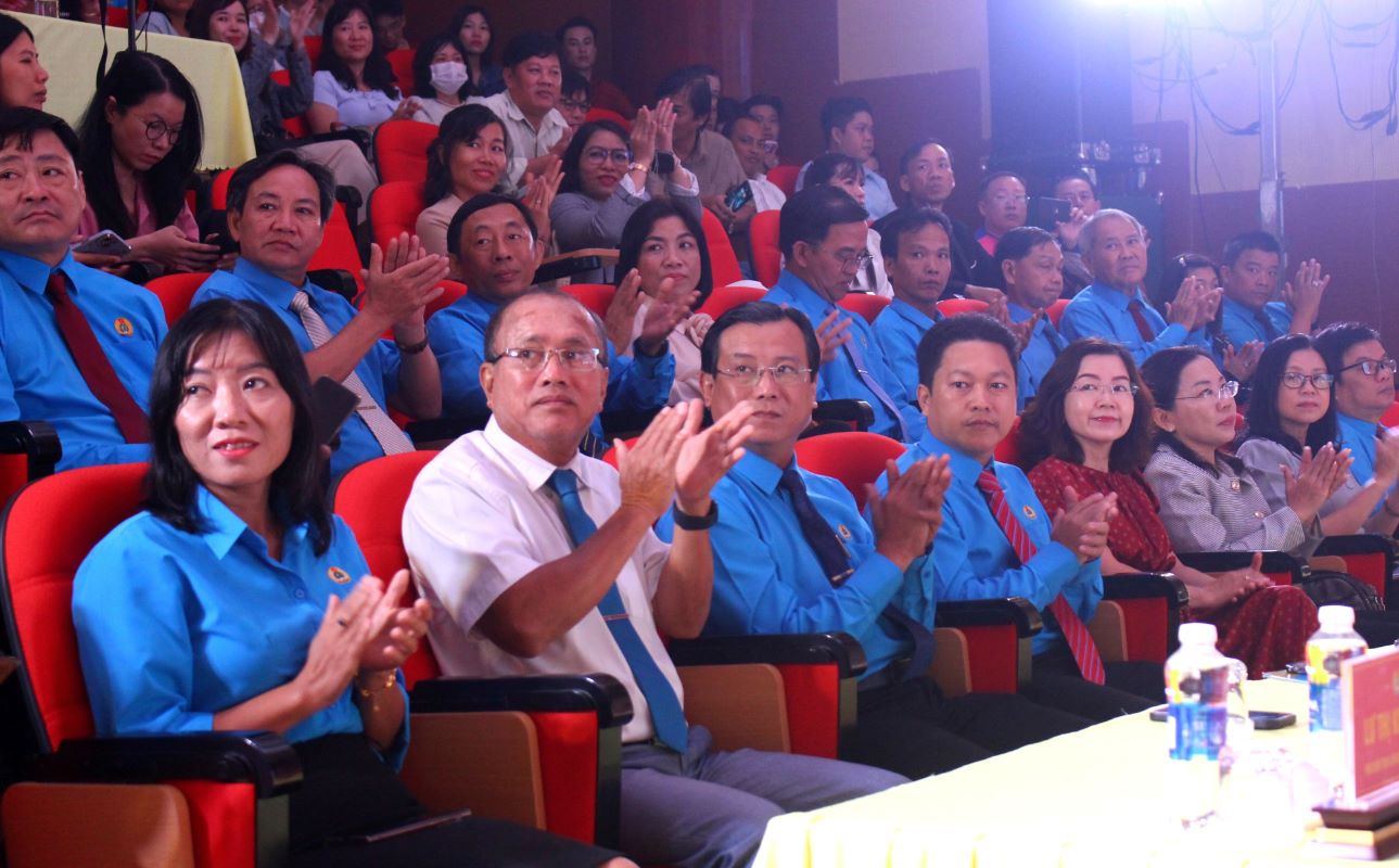 Hơn 200 đại biểu, diễn viên và trưởng đoàn tham dự lễ bế mạc. Ảnh: Lâm Điền