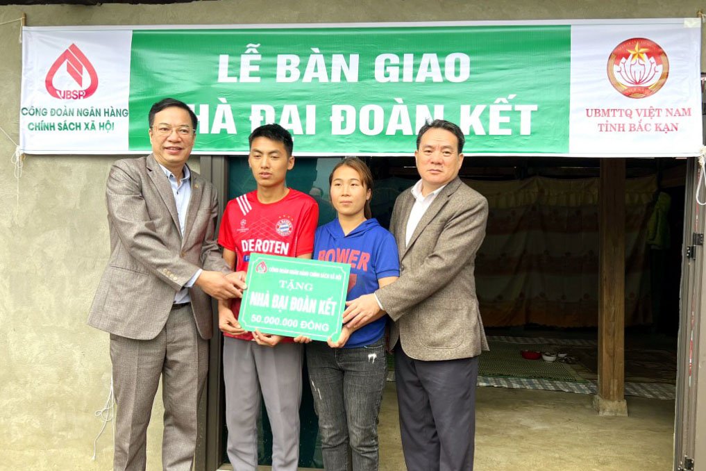 Gia dinh anh Duong Van Dau, thon Khuoi O, xa Nhan Mon duoc ho tro xay dung nha dai doan ket tu nguon phuc loi xa hoi cua Cong doan Ngan hang Chinh sach xa hoi Viet Nam  