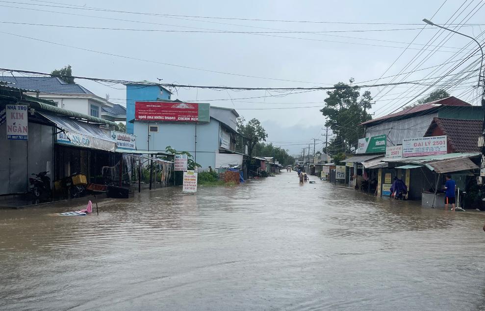 Đường bị ngập gây khó khăn đi lại cho người dân. Ảnh: CTV