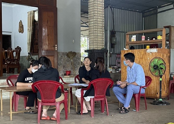 Cán bộ y tế điều tra, giám sát tại ổ dịch bệnh sởi ở huyện Cư Kuin. Ảnh: Mai Lê

