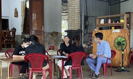 Cán bộ y tế điều tra, giám sát tại ổ dịch bệnh sởi ở huyện Cư Kuin. Ảnh: Mai Lê