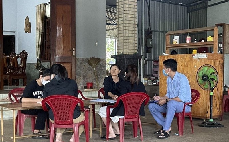 Cán bộ y tế điều tra, giám sát tại ổ dịch bệnh sởi ở huyện Cư Kuin. Ảnh: Mai Lê