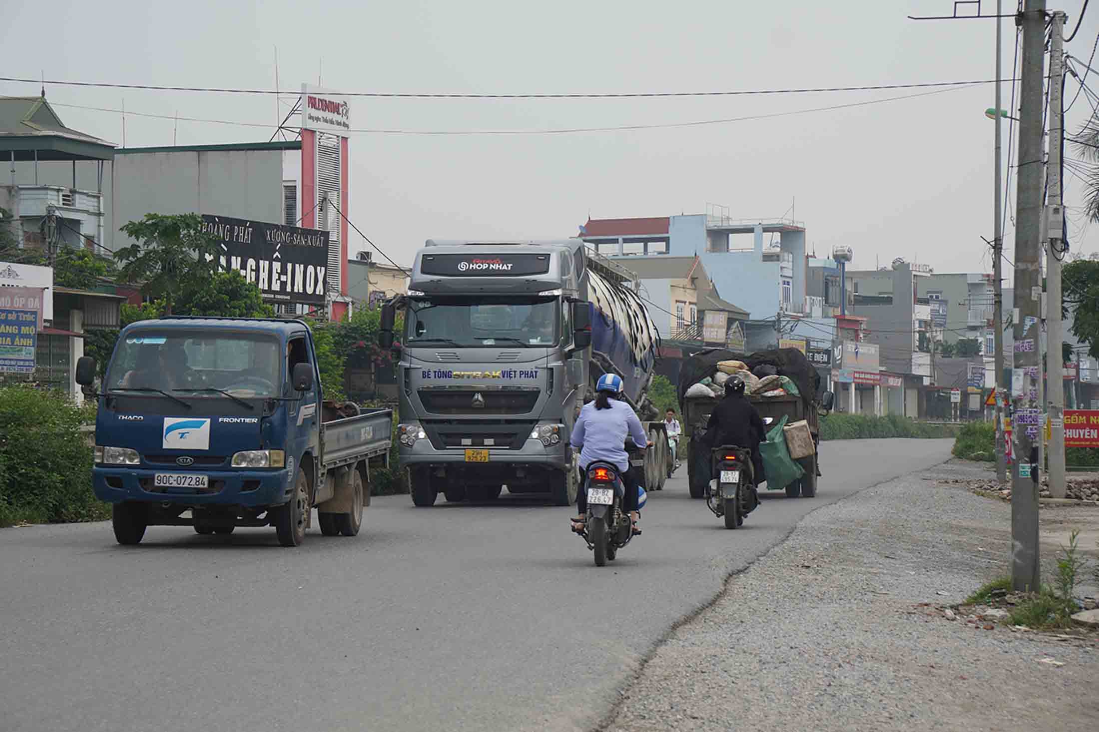 Trong khi Quốc lộ 1A tiếp nhận lưu lượng phương tiện rất lớn mỗi ngày nên thường xảy ra ùn tắc. Ảnh: Hữu Chánh