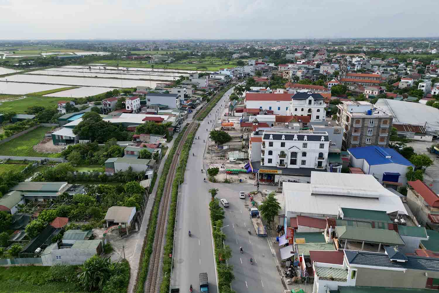 Đoạn tuyến còn lại chưa được mở rộng tạo thành nút thắt cổ chai. Ảnh: Hữu Chánh