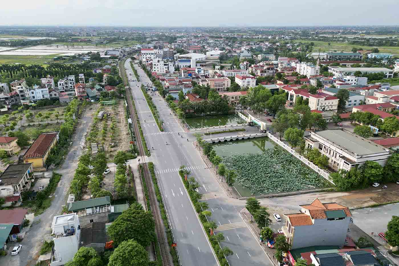 National Highway 1A, the section passing through Phu Xuyen district's administrative center, has been expanded to 6 lanes. Photo: Huu Chanh