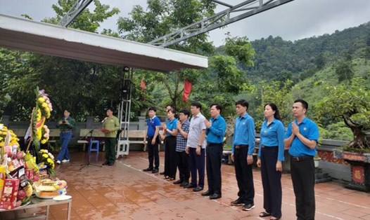 Đoàn công tác Tổng LĐLĐ Việt Nam dâng hương tại Hà Giang. Ảnh: Vũ Hiếu
