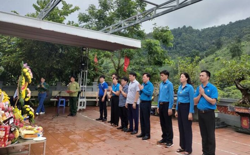 Đoàn công tác Tổng LĐLĐ Việt Nam dâng hương tại Hà Giang. Ảnh: Vũ Hiếu