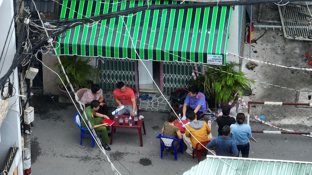 Cong an quan Go Vap phoi hop voi cac don vi lien quan kham nghiem hien truong de dieu tra nguyen nhan vu chay. Anh: Anh Tu