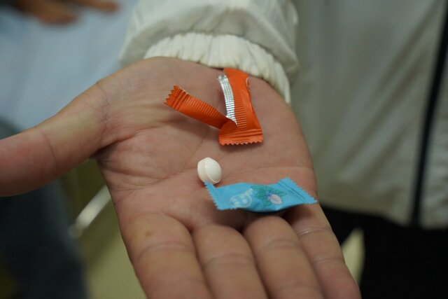 30 students in Lam Dong were hospitalized after eating snacks sold in front of the school gate. Photo: Mr. Tung  