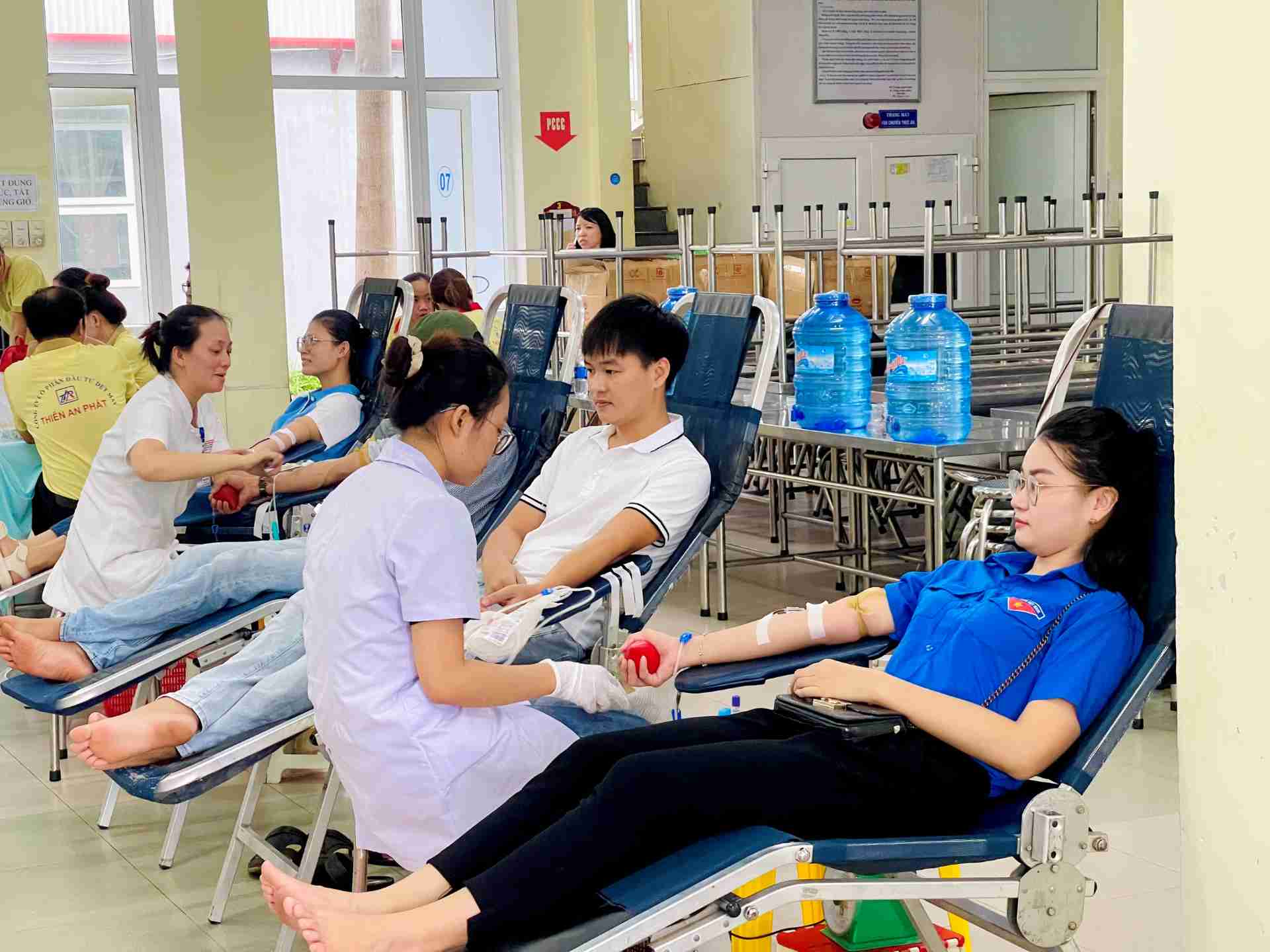 Đoàn viên Công ty Cổ phần Dệt may Việt Nam hiến máu cứu người. Ảnh: Tiến Thiên.