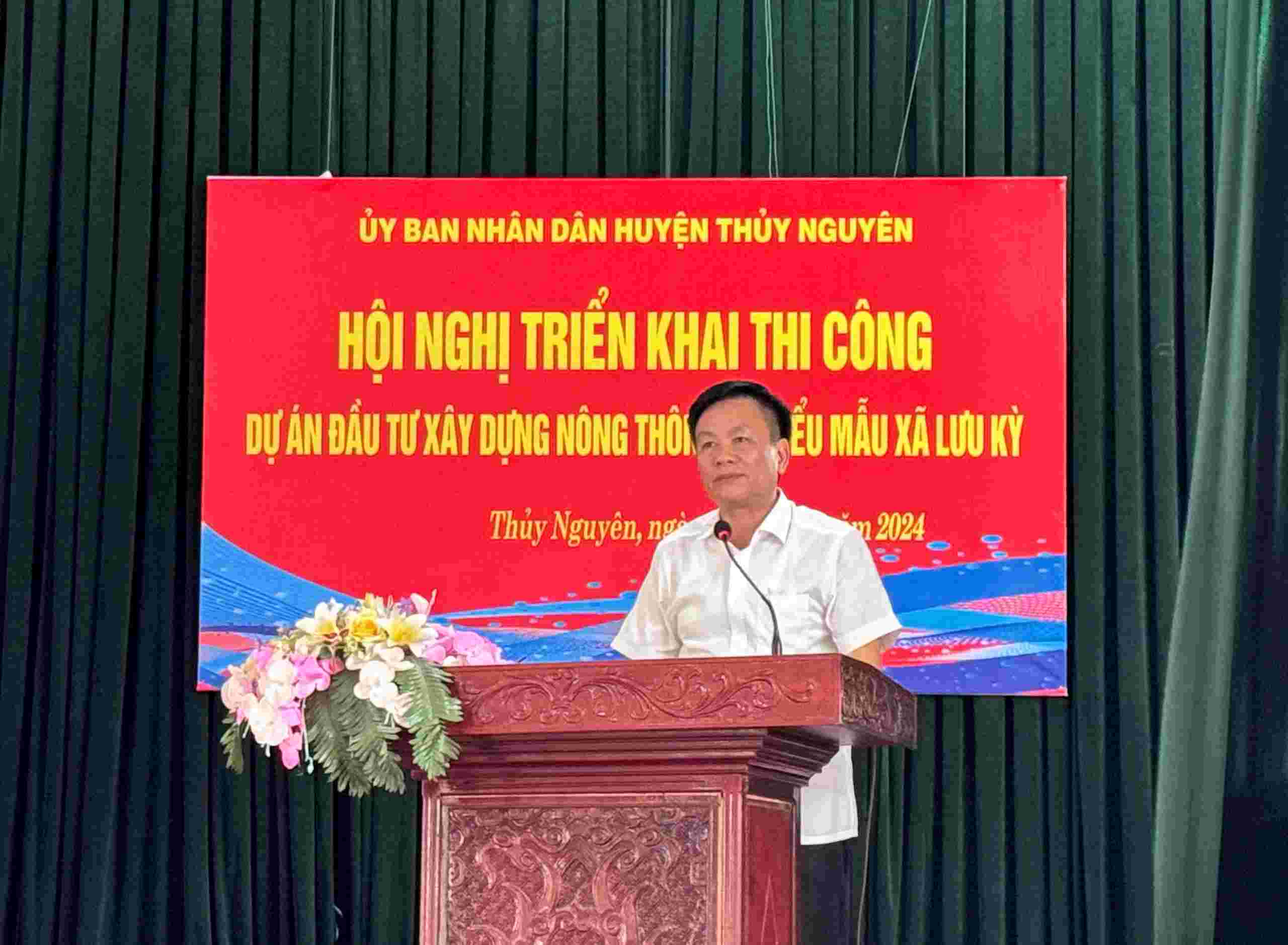 Đại diện lãnh đạo UBND huyện Thủy Nguyên, Hải Phòng phát biểu chỉ đạo tại Hội nghị triển khai thi công Dự án đầu tư xây dựng Nông thôn mới kiểu mẫu xã Lưu Kỳ. Ảnh: Cổng TTĐT Thủy Nguyên