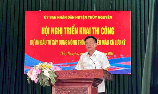 Đại diện lãnh đạo UBND huyện Thủy Nguyên, Hải Phòng phát biểu chỉ đạo tại Hội nghị triển khai thi công Dự án đầu tư xây dựng Nông thôn mới kiểu mẫu xã Lưu Kỳ. Ảnh: Cổng TTĐT Thủy Nguyên