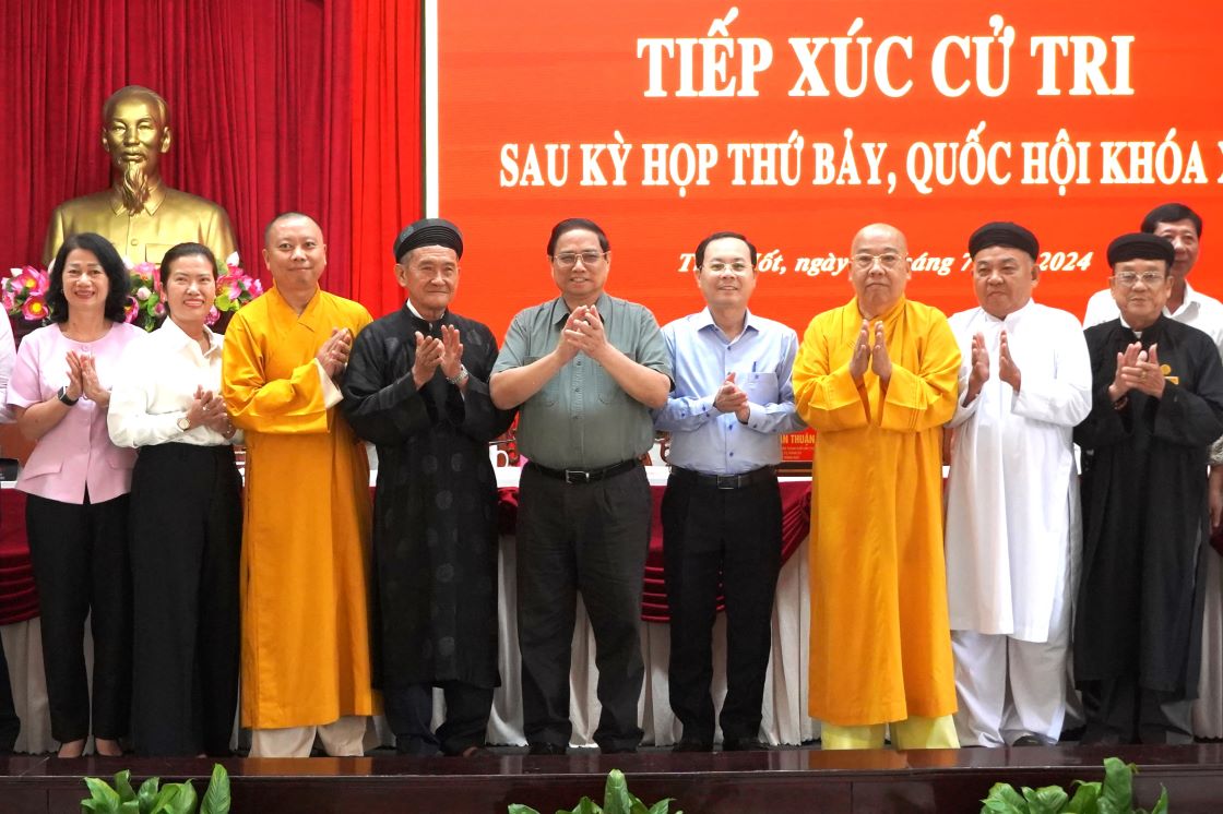 Prime Minister Pham Minh Chinh and delegates and voters. Photo: Ta Quang