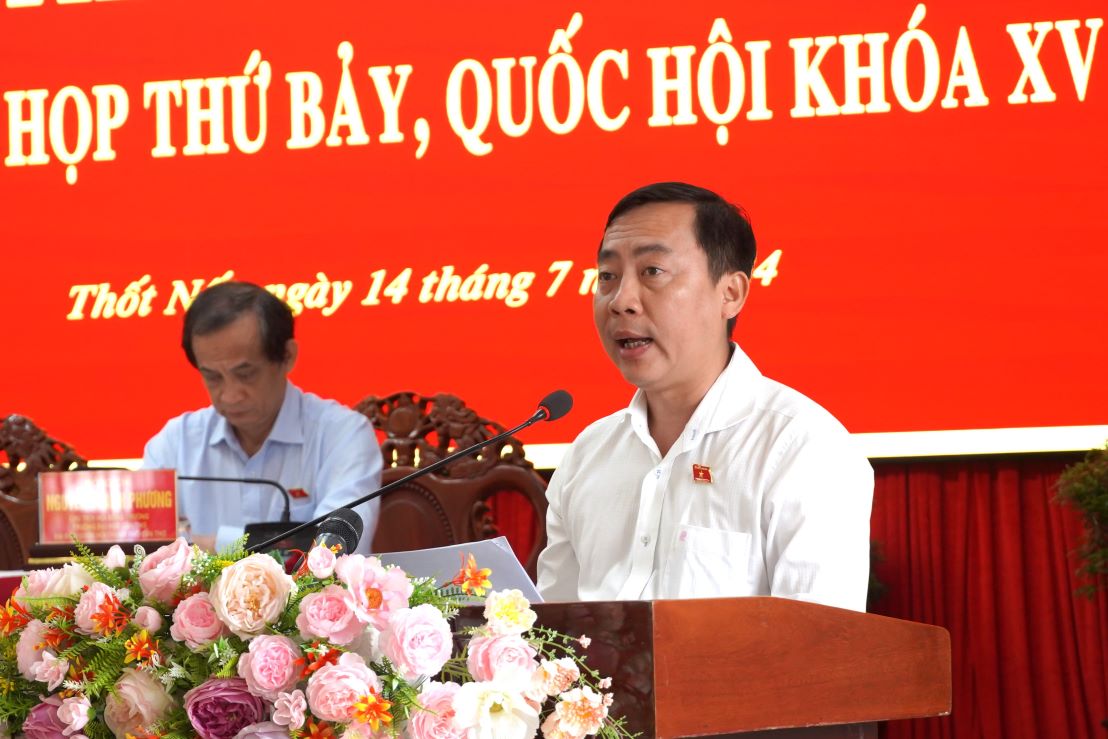 Mr. Dao Chi Nghia - Deputy Head of the Delegation in charge of the Can Tho City National Assembly Delegation spoke at the conference. Photo: Ta Quang