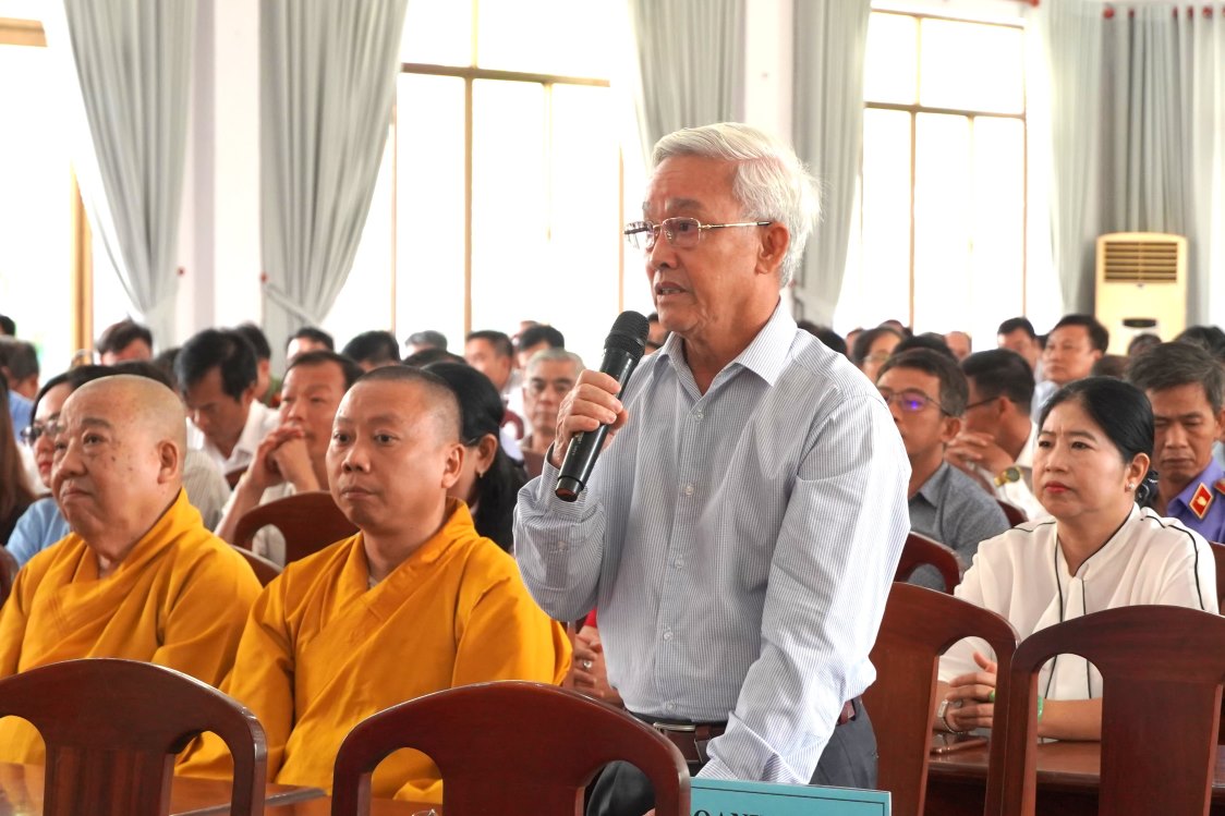 Voter Pham Thai Binh spoke at the voter meeting. Photo: Ta Quang