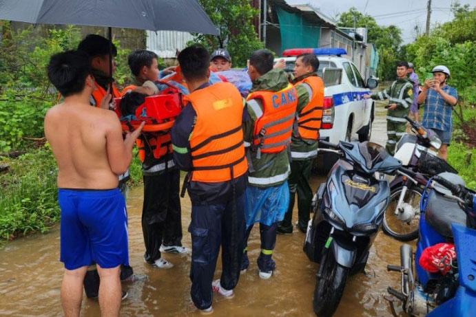 Hỗ trợ đưa sản phụ đi sinh đến TTYT Phú Quốc an toàn. Ảnh: Công an TP Phú Quốc