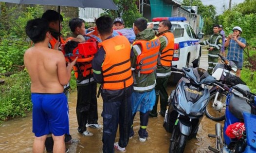 Hỗ trợ đưa sản phụ đi sinh đến TTYT Phú Quốc an toàn. Ảnh: Công an TP Phú Quốc