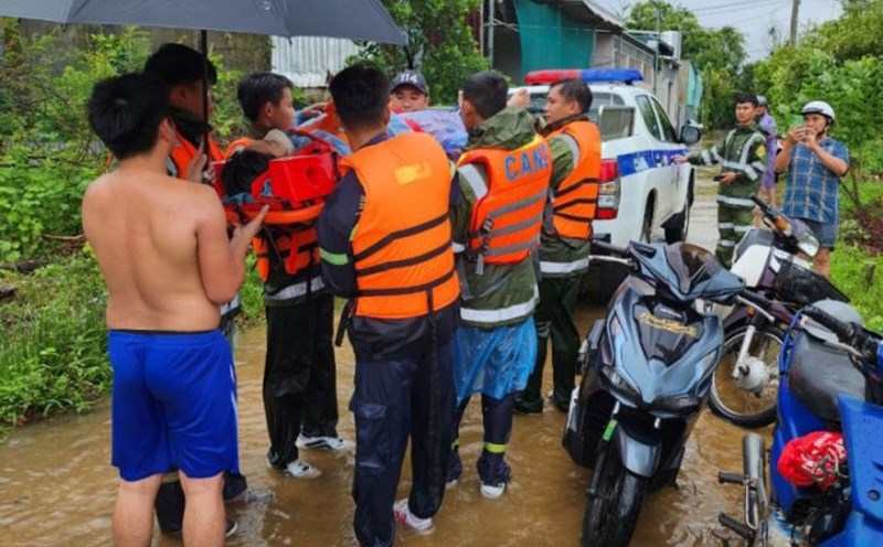 Hỗ trợ đưa sản phụ đi sinh đến TTYT Phú Quốc an toàn. Ảnh: Công an TP Phú Quốc
