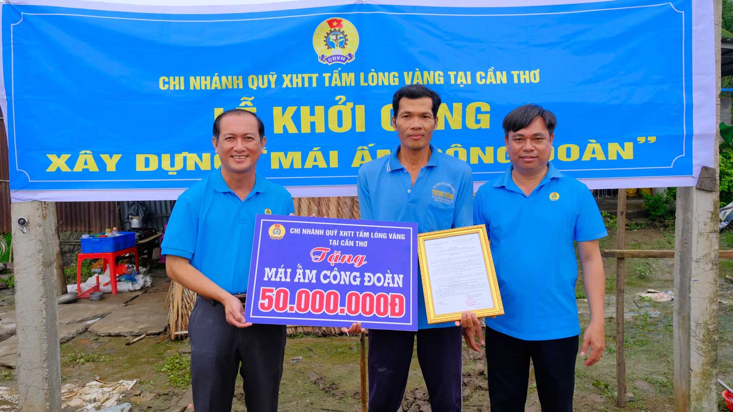 The Golden Heart Charitable Social Fund branch in Can Tho supported the family of union member Tran Van Lanh 50 million VND to build a Trade Union Shelter. Photo: Confederation of Labor of Co Do district