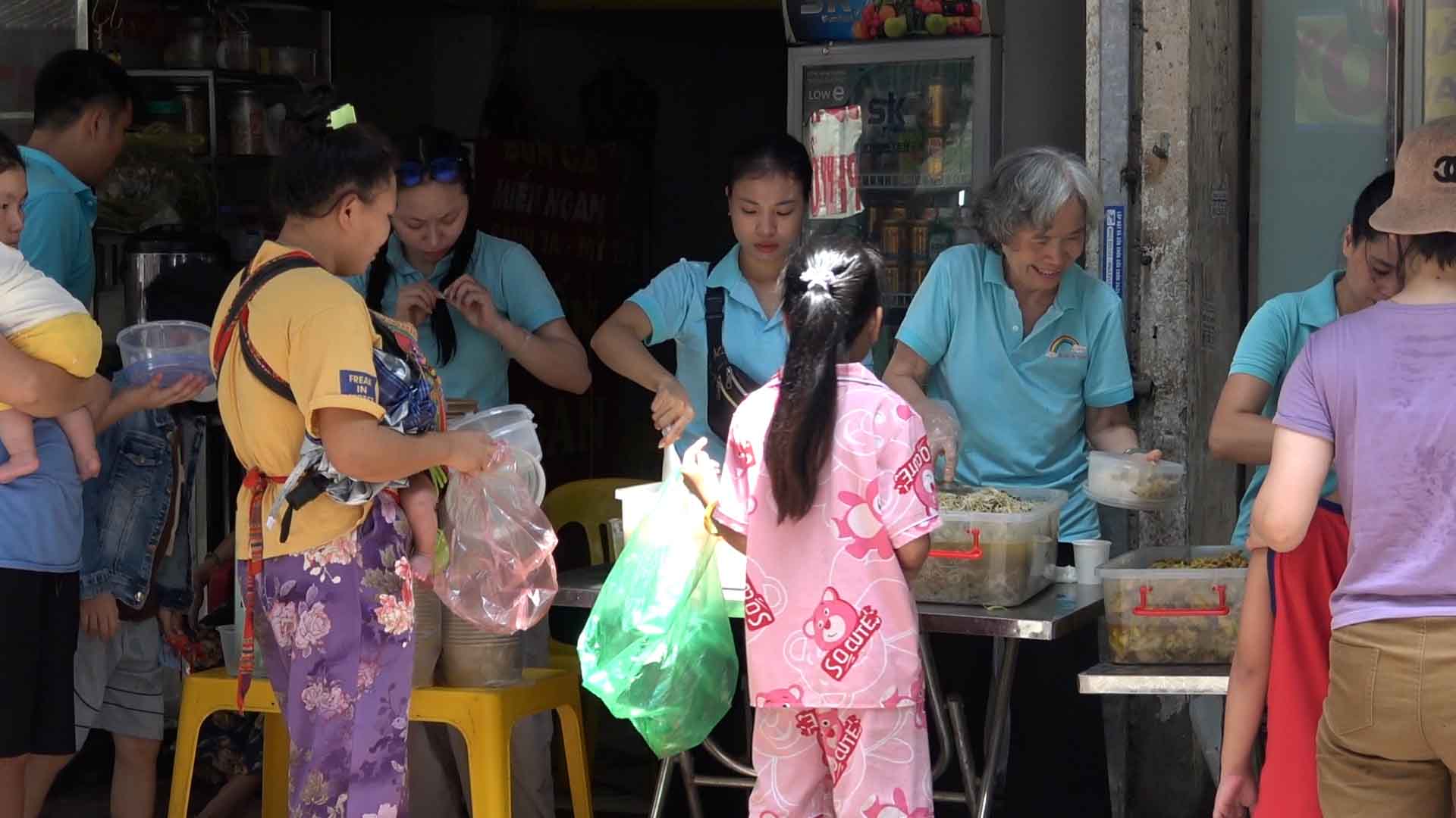 Hình ảnh người dân đến lấy cơm từ thiện. Ảnh: Cao Thơm