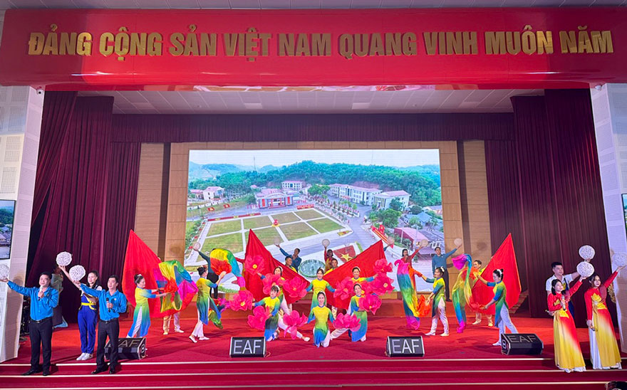 Tiet muc top ca “Cong nhan tren chang duong moi - Bai ca non song” cua LDLD huyen Yen Binh dat giai B the loai Top ca. Anh: Thu Trang