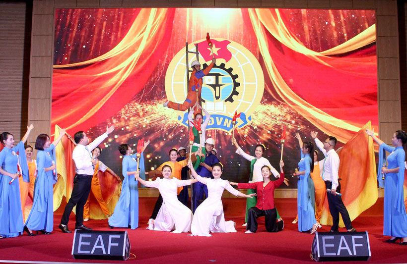 Tiết mục tốp ca của LĐLĐ thành phố Yên Bái. Ảnh: Thu Trang