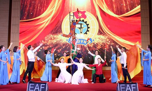 Tiết mục tốp ca của LĐLĐ thành phố Yên Bái. Ảnh: Thu Trang