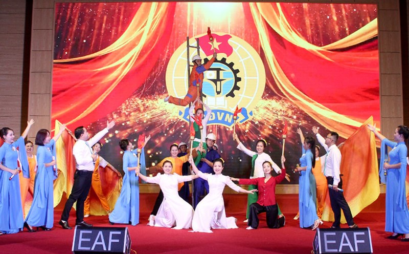 Tiết mục tốp ca của LĐLĐ thành phố Yên Bái. Ảnh: Thu Trang