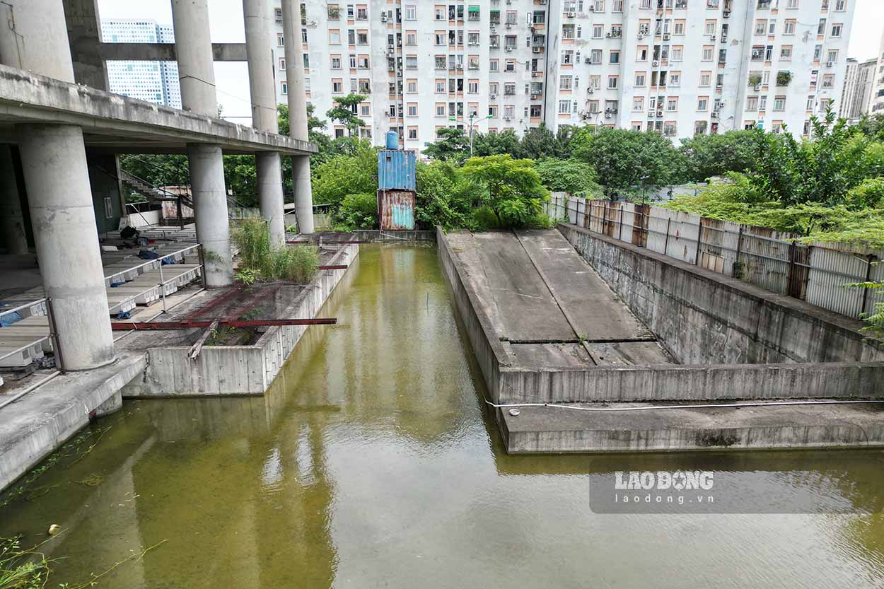 However, after 5 years of completing the rough construction of the tower and the underground structure, in August 2015, this building suddenly stopped construction, leaving it abandoned and wasted until now.