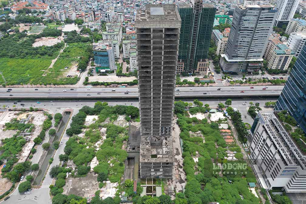 Ngày 14.7, theo ghi nhận của Lao Động, tòa tháp Vicem Tower được thi công dang dở và nằm tại vị trí đắc địa giáp đường Phạm Hùng - phố Mạc Thái Tổ và Vành đai 3.