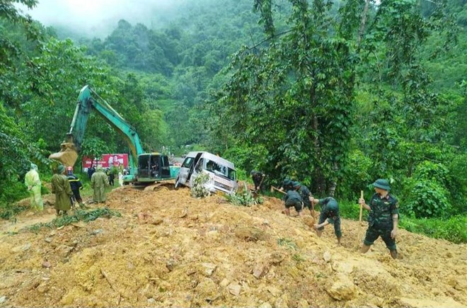 Hiện trường vụ xe khách bị đất đá vùi lấp tại Hà Giang. Ảnh: Le La 