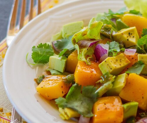 Salad xoài, bơ với giấm balsamic sẽ phù hợp giải nhiệt mùa hè oi ả. Ảnh: Quốc Chung