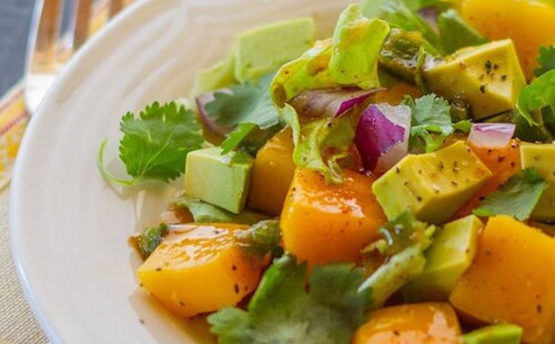 Salad xoài, bơ với giấm balsamic sẽ phù hợp giải nhiệt mùa hè oi ả. Ảnh: Quốc Chung