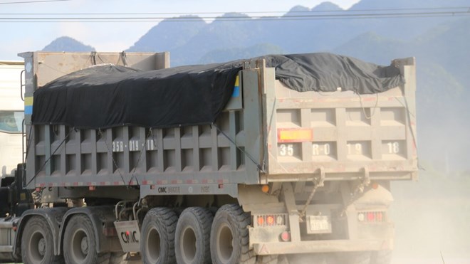 People are upset because stone trucks show signs of being overloaded and are operating carelessly in the section bordering Ninh Binh - Hoa Binh. Photo: Minh Chuyen