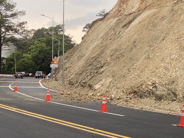 Cơn mưa lớn kéo dài tại TP Đà Lạt khiến đoạn đường trên tuyến đường đèo Prenn có hiện tượng sạt trượt nhẹ. Ảnh: Mai Hương 