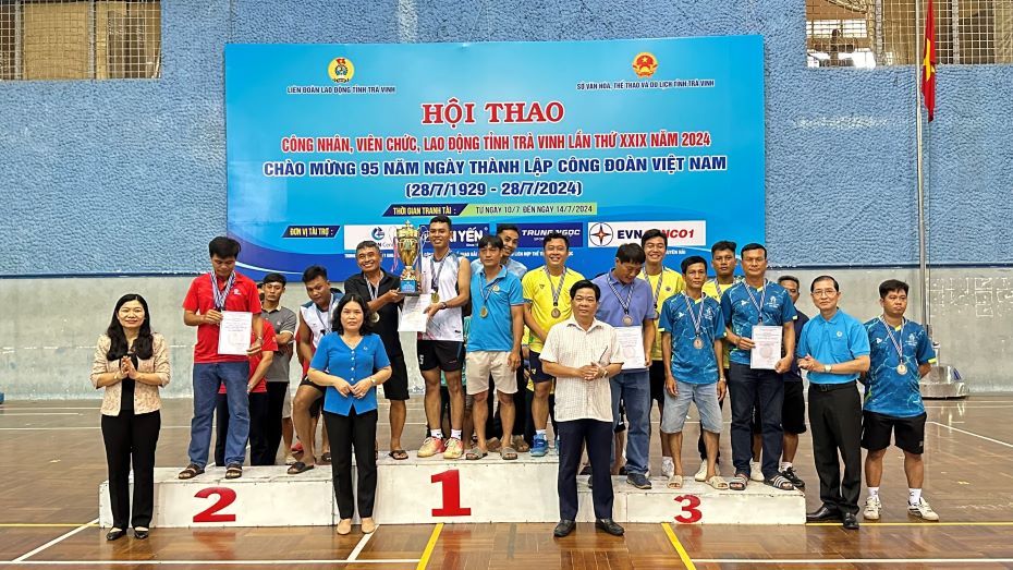 Lãnh đạo LĐLĐ tỉnh Trà Vinh trao giải cho các VĐV có thành tích xuất sắc. Ảnh: LĐLĐ tỉnh Trà Vinh