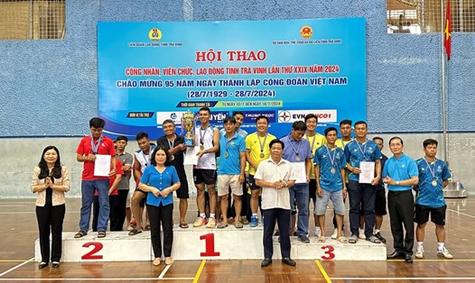 Lãnh đạo LĐLĐ tỉnh Trà Vinh trao giải cho các VĐV có thành tích xuất sắc. Ảnh: LĐLĐ tỉnh Trà Vinh