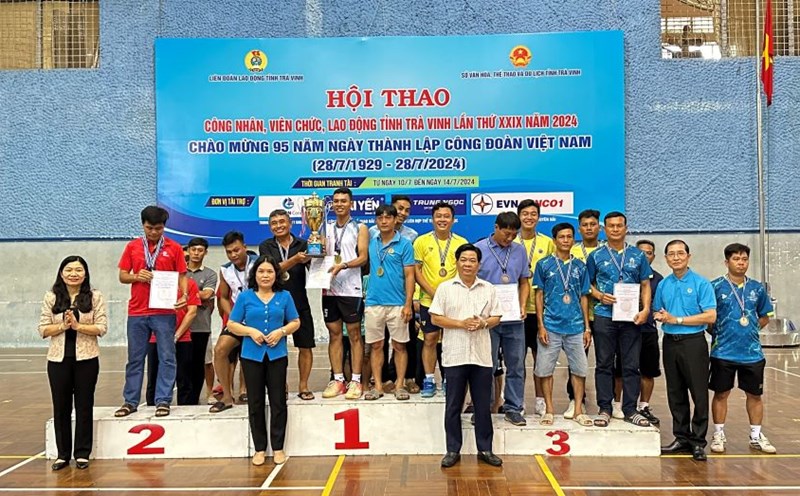 Lãnh đạo LĐLĐ tỉnh Trà Vinh trao giải cho các VĐV có thành tích xuất sắc. Ảnh: LĐLĐ tỉnh Trà Vinh