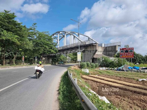 Cây vượt đường sắt cụt 2 đầu đoạn qua TP Bắc Ninh. Ảnh: Vân Trường 